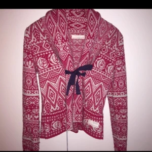  - Odd molly kofta i ull, nyskick. Kan skicka men kund står för frakt:) 