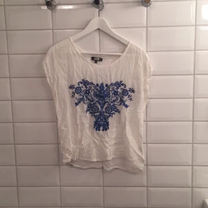  - Jag säljer min blus ifrån BikBok i storlek M då den knappt blivit använd. Den är i mycket bra skick, som ny. Jag tycker den är storleksenlig!