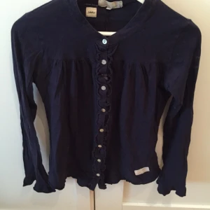  - Fin oanvänd marinblå tröja från Odd Molly.