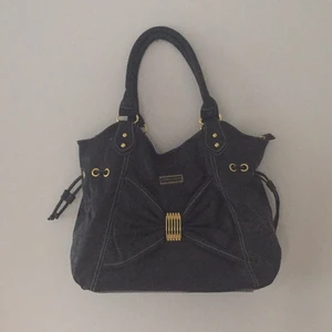  - Stor och rymlig väska från Jimmy Choo, köpt utomlands så vet ej äkthet. Mycket lite använd och ligger bara i garderoben numera. Kanske någon som har större användning för den än jag :) Skickar ej med post. Finns i Tullinge/Stockholm 