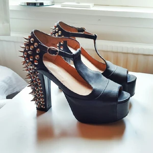  - Hej! Säljer mina skor från Jeffrey Campbell. Skorna är i väldigt bra skick! Alla nitar är kvar och är hårt inspända i skorna.   Hör av er om ni är intresserade! 
