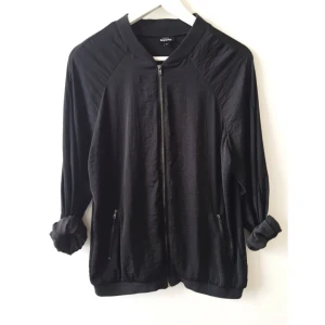  - Tunn bomberjacka i lätt oversize modell. Jättefin! Aldrig använd. 