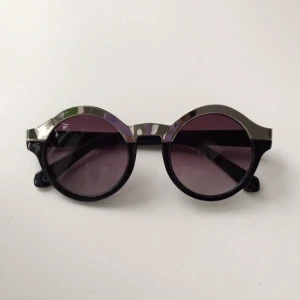  - Snygga brillor från Monki, överdelen är silver och underdelen är svart! Gotta love it!!🖖🏼✨💕