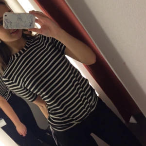  - Snygg tröja från Oasis storlek S, säljs i butik just nu men kommer inte till användning i min garderob! Kan frakta eller mötas upp i Stockholm 💕