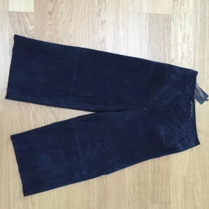  - Zara xs. Culottes. Suede. Navy blue color. New with tags.