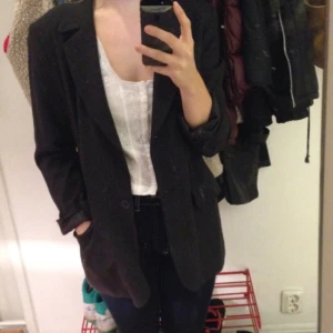  - Mörkgrå kavaj, perfekt i vår! Vintage! 

Går bra att mötas upp i Stockholm, eller så kan jag skicka, men då betalar ni frakten. 
Swish, cash eller överföring går bra.