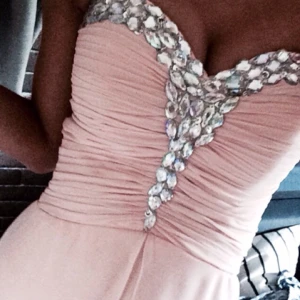  - Balklänning som användes endast den kvällen. Kan inte hitta storleken men kan nog både passa XS, S och kanske även M då man knyter den där bak så tight man vill. 