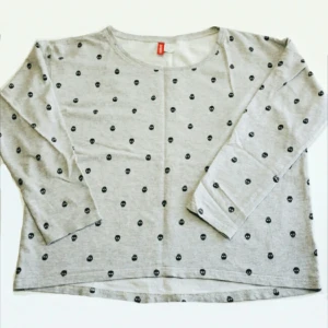  - Coolt frå tröja från H&M ! Sparsamt använd ! Passar S/M.
