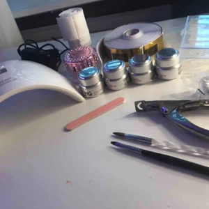  - Nagel kit som är värt 1620kr från nagelgiganten.  Säljer för 900kr men vid snabb affär för 800kr  ( skriv om ni vill ha beskrivning på allt)  ❗️Säljer endast allt tsm❗️ 