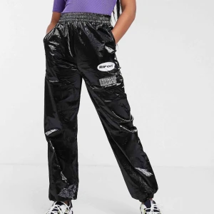  - Byxor i cargo modell, liknande lackbyxor. Storlek 34 men är ganska baggy så funkar nog upp till 36-38. Nyskick då de är använda 2 gånger Säljer då jag inte tycker de passar mig