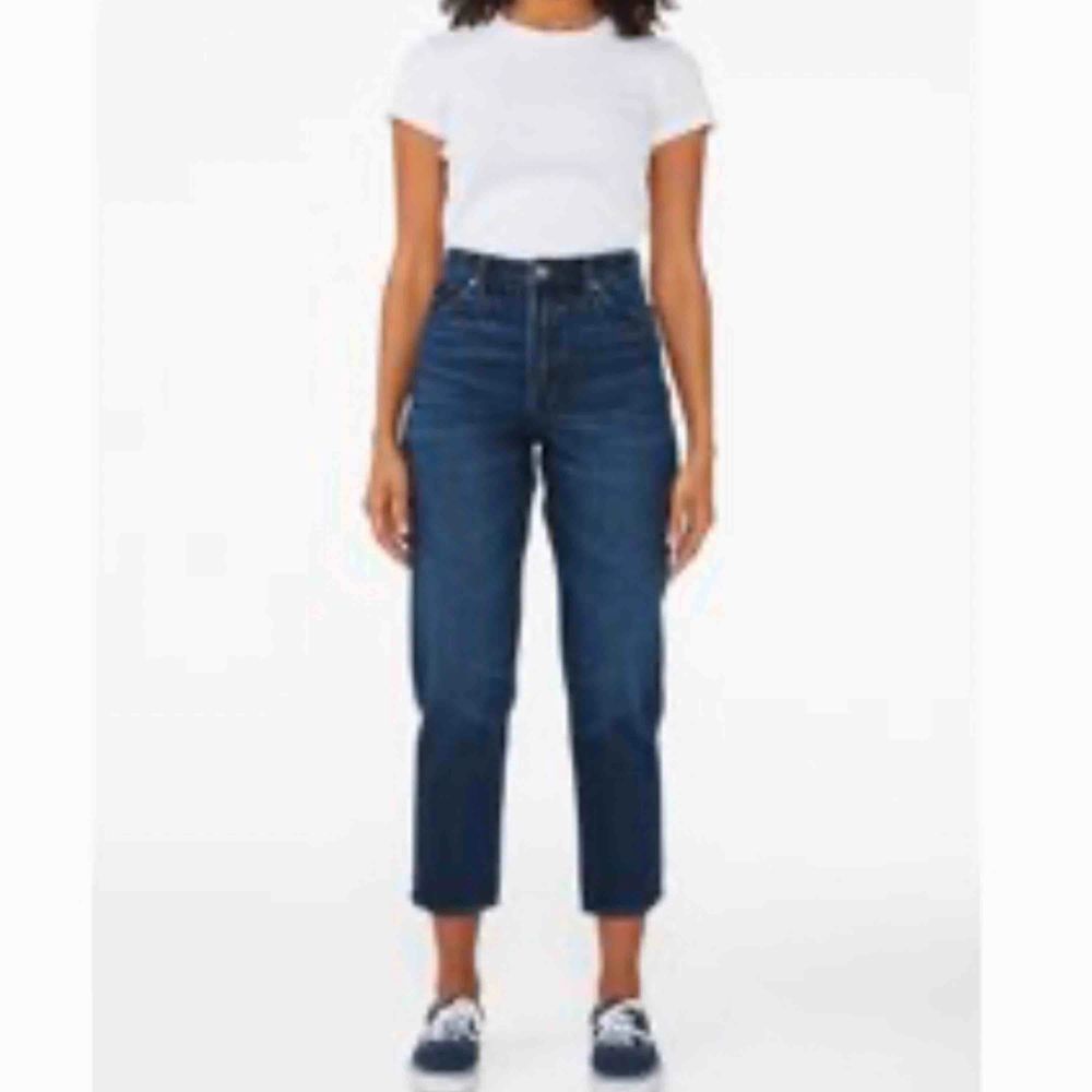 Jeans från Monki: Taiki high waist, färg indigo, i storlek 27. Använda vid 1 tillfälle, sen insåg jag att jag köpt fel storlek 🙃 alltså i TOPPSKICK 😻 köparen står för ev frakt!. Jeans & Byxor.