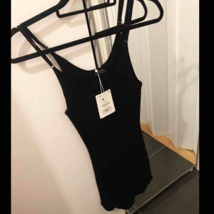  - 145kr inkl frakt. Klänning i XS. Men passar 100% dom med S då jag har xs men denna är lite för stor för mig. Man kan justera banden vid axlarna. Nypris 200kr. 