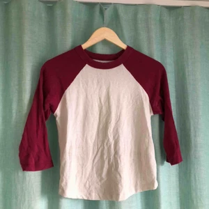 Urban outfitters tröja - Snygg trekvarts tröja från urbanutfitters! Nästan aldrig använd av mig då den var för liten. 