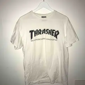 En vit Thrasher t-shirt med svart logga, OBS att den har ett hål i ena armhålan men som lätt kan lagas. Helst mötas i Göteborg men fraktning kan diskuteras 😊😊