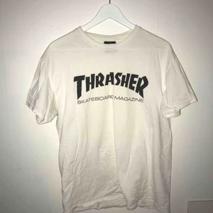  - En vit Thrasher t-shirt med svart logga, OBS att den har ett hål i ena armhålan men som lätt kan lagas. Helst mötas i Göteborg men fraktning kan diskuteras 😊😊