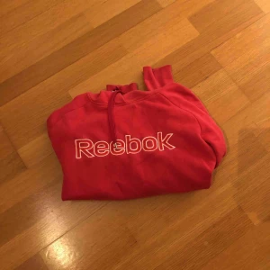  - En rosa/röd hoodie