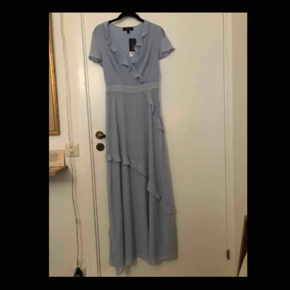Superdrömmig blå klänning, perfekt till bal !! Storlek 34/xs, dragkedja i sidan! Köpt för ca 600 förra året, aldrig använd Pris kan diskuteras vid snabb affär, men frakt tillkommer 💙. Klänningar.