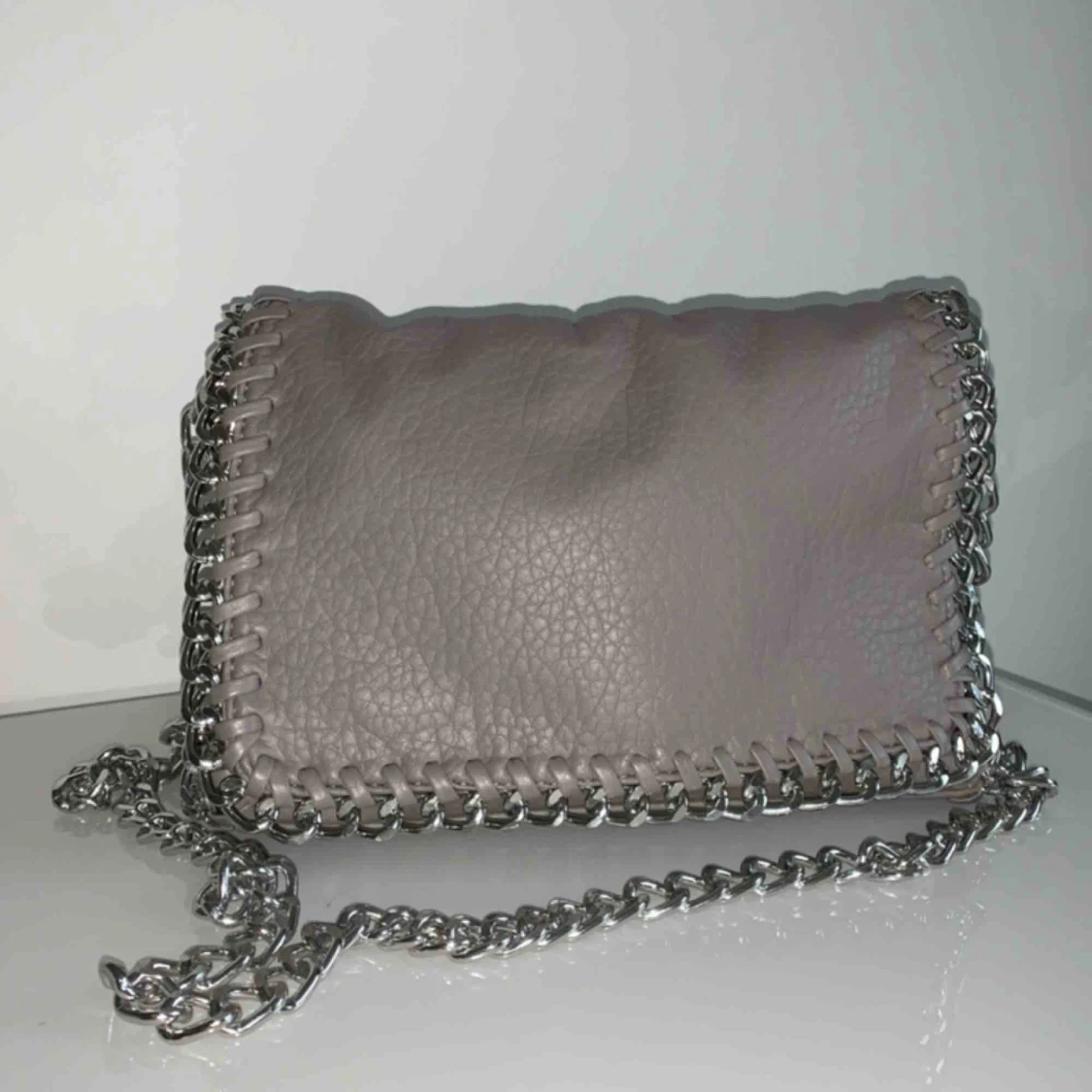 En klassisk stilren rymlig väska