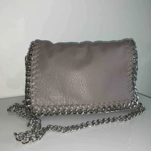 En klassisk stilren rymlig väska - Säljer den snygga gråa väska med silvriga detaljer. Använd Max 10 gånger så den är i bra skick. Nypris: 500kr. Köparen står för frakten!!⚡️⚡️