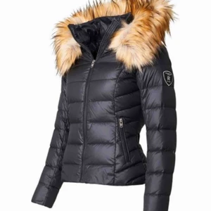  - Hej! Säljer min rock and blue jacka för att jag köpt en ny. Har använts den typ halva vintern och den har inte fått några defekter. Original priset va 2 299kr men säljer för 599kr. Förresten är pälsen inte riktig utan faux fur.