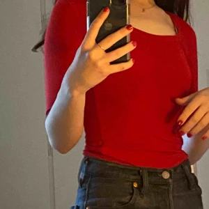  - Snygg röd tröja med rund urringning. Kommer tyvärr inte till användning 💋hör av dig vid ev frågor 