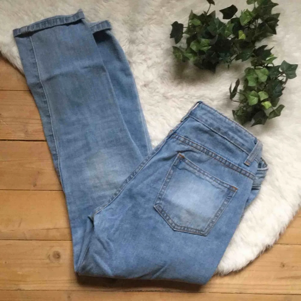 Jeans som passar storlek S/M. Supersnygga men har aldrig kommit till användning. Aldrig använda. Frakt ingår i priset.. Jeans & Byxor.