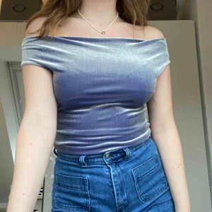  - Grå/blå vintage sammets offshoulder topp. Skriv för mer info/bilder. Frakt tillkommer.
