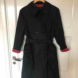  - Svart retor trenchcoat   Upphämtning i Skanstull alternativt frakt på 63kr 