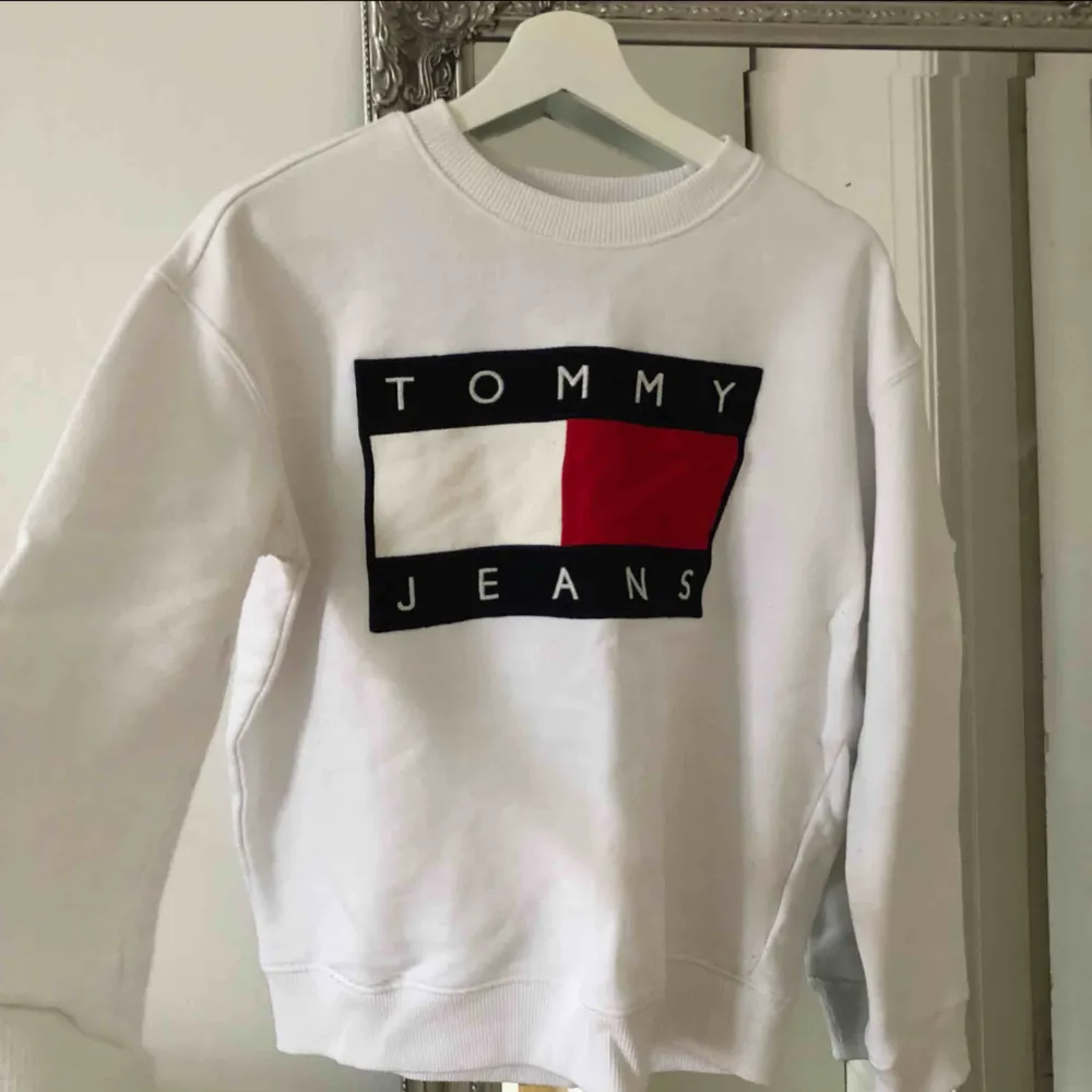 Äkta Tommy Hilfiger sweatshirt inköpt från ASOS för 1400kr Sparsamt använd passar XS-S. Tröjor & Koftor.