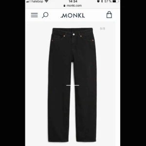 - Skitsnygga jeans i modellen Taiki straight leg black jeans från monki. Knapps använda då det blev fel storlek för mig. Ny pris: 400kr. Mitt pris: 200kr💖✨