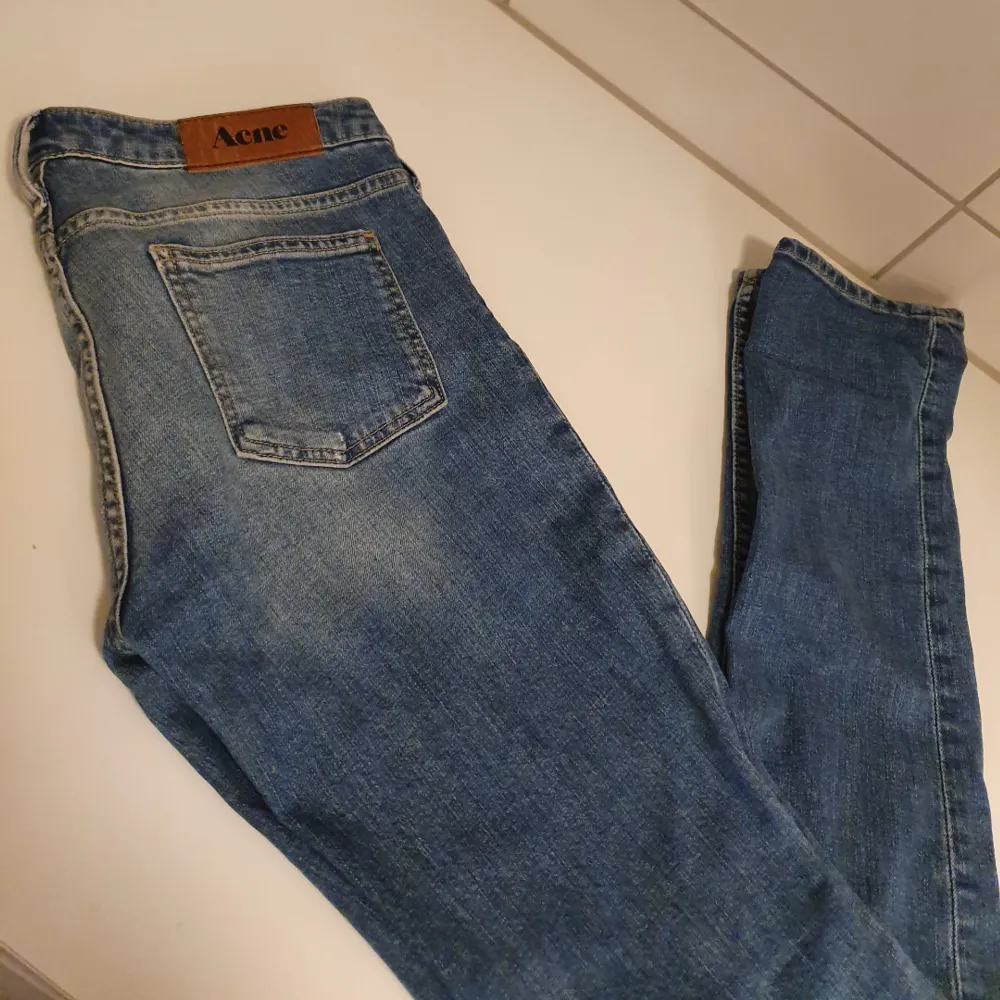 Acne jeans, använda ca 4 timmar en kväll, så i princip nya!! Perfekta blå färgen! Säljer dem vidare då de tyvärr var lite stora på mig. Är som en 29 brukar vara i storlek.  Frakt betalas v köparen!. Jeans & Byxor.