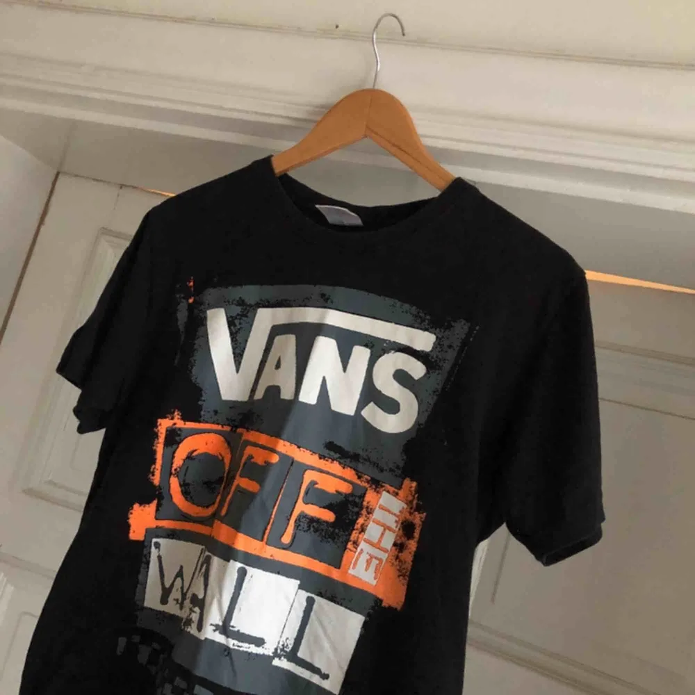 Äldre T-shirt från VANS - Kan hämtas i Uppsala eller skickas mot fraktkostnad. Sannolikt från slutet av 90-talet . T-shirts.