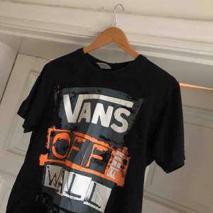 Äldre T-shirt från VANS - Kan hämtas i Uppsala eller skickas mot fraktkostnad. Sannolikt från slutet av 90-talet 