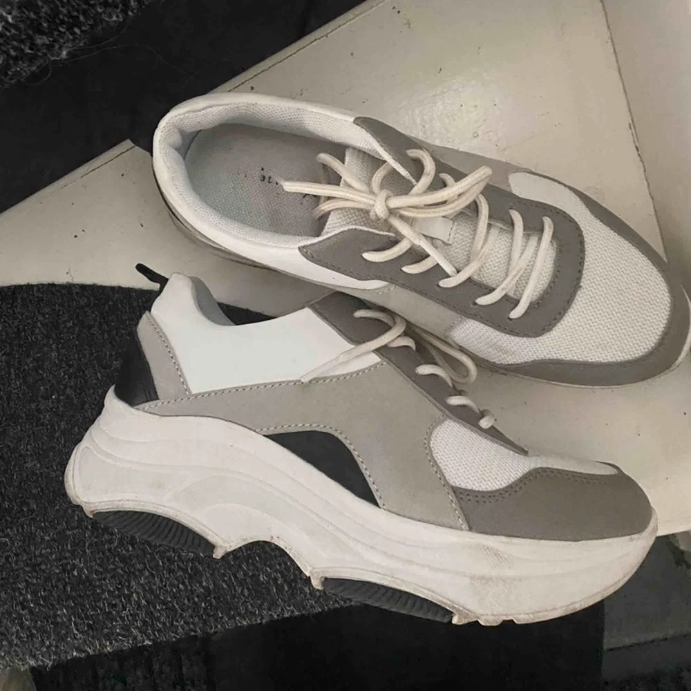 Chunky sneakers från din sko || storlek 38 || knappt använda || tvättas innan jag skickar dom || säljer för 150kr + fraktkostnaden 👟. Skor.