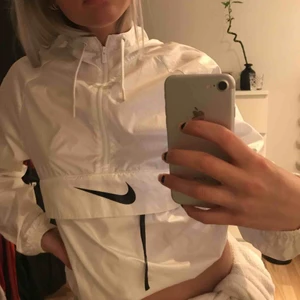  - Nike vindjacka i storlek S,har ett jättelitet hål i axeln men inget som märks av