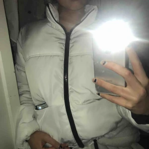  - Vit pufferjacket,inga fel på den alls. Kommer dock inte till användning! Finns dragsnören man kan spänna den längst ner i som ni ser på bilden. 