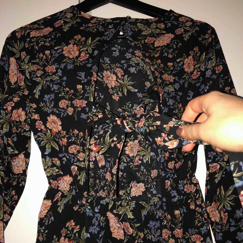 Söt blommig klänning från Pretty Little Thing, storlek S (UK 8). Öppen i rygg där man även kan knyta ett band. Köpare står för frakt🤗. Klänningar.