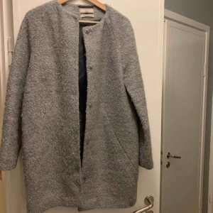  - Grå kappa. Ny pris 1000kr Möts i Stockholm 