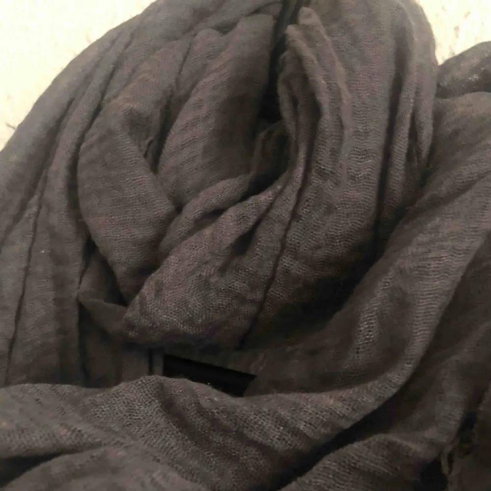 Delicate gray scarf. Accessoarer.