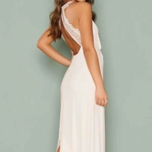  - Ljusrosa balklänning med spets k ryggen och liten slits bak från NELLY.com. Använd 1 gång Sitter perfekt på mig som är 164cm