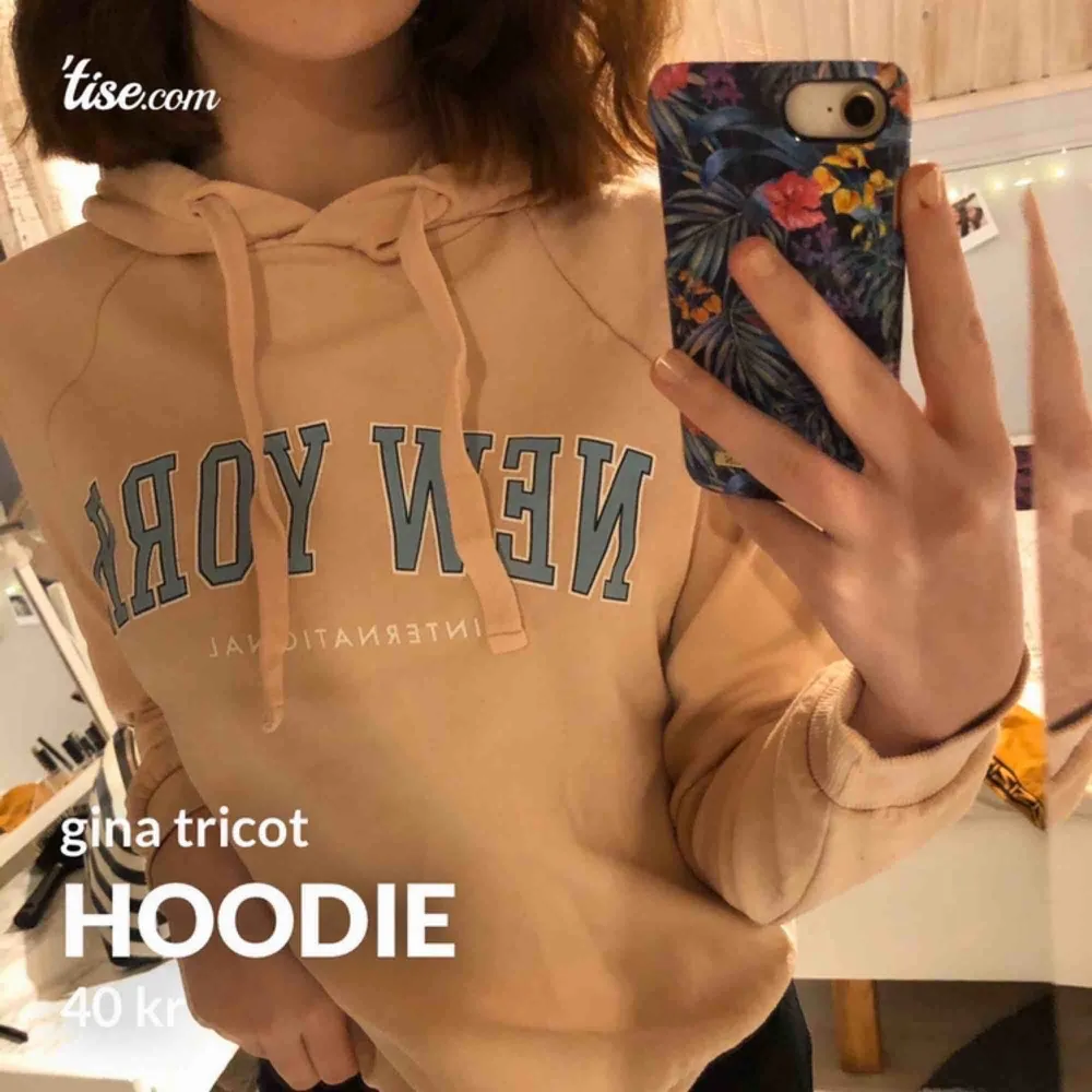Supergullig tunnare hoodie från Gina Tricot i storlek XS. Köparen står för frakt eller så möts jag upp i Örebro ☺️ . Hoodies.