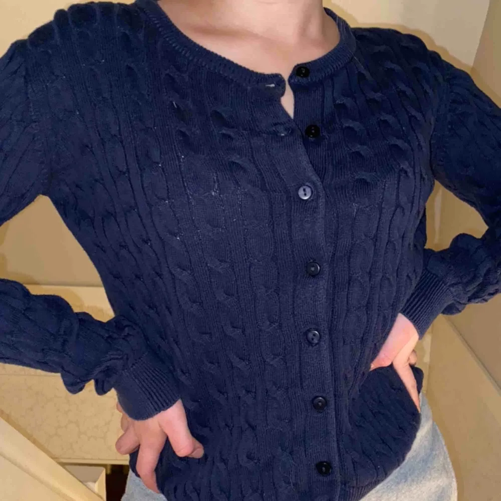 Jättefin tröja som inte kommer till användning längre. Min kompis på bilden har XS-S i tröjor och den sitter inte tajt på henne. Kan mötas i Uppsala annars står köparen för frakten💕 Kan sänka priset vid snabb affär. Tröjor & Koftor.