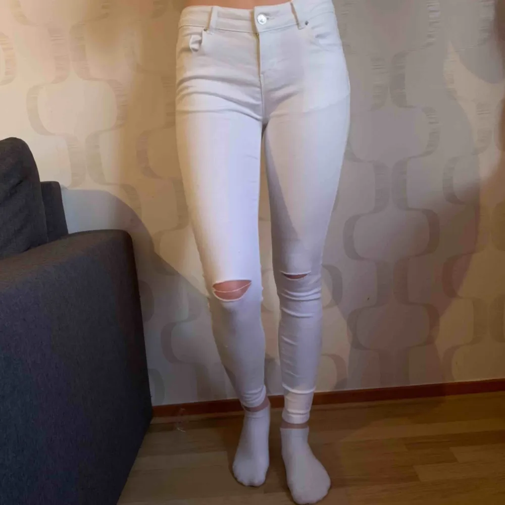 Vita jeans med hål på knäna. Använda fåtal gånger.  Frakt kan tillkomma . Jeans & Byxor.