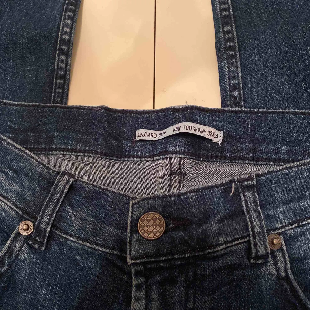 Säljer dessa jeans från junkyard xx-xy. I stort sett aldrig använda.😄 Waist 31 Length 34. Köpare står för frakt.🪐. Jeans & Byxor.