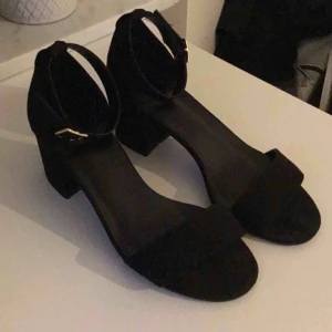  - Strl 38. Använda en gång i 30 min. Jättebra skick!