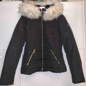  - kroppssydd vinterjacka med avtagbar päls (inte äkta) i väldigt fint skick då jag använt den få gånger. Frakt tillkommer Jag tar emot swish✨