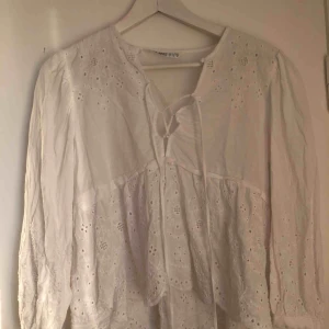  - Blus från Zara som passar perfekt till sommaren. Hyfsat bra skick. Frakten står köparen för!