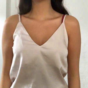  - Sött linne från bikbok i satin. 50kr frakt tillkommer