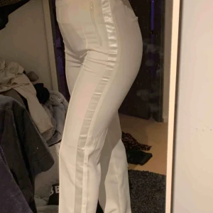  - Superfina byxor från bikbok som är raka nere vid fötterna, med ett sträck i satin längst benet. Storleken är XS men sitter som S då de har resorband i rumpan så dem är stretchiga. 