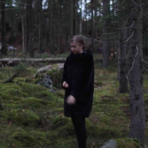 Fuskpäls - Svart fuskpäls med luva. Översta ”knappen” vid hakan går ej att stänga. I övrigt i gott använt skick. Eventuellt fraktkostnad står köparen för. Swish is queen🐻🦥